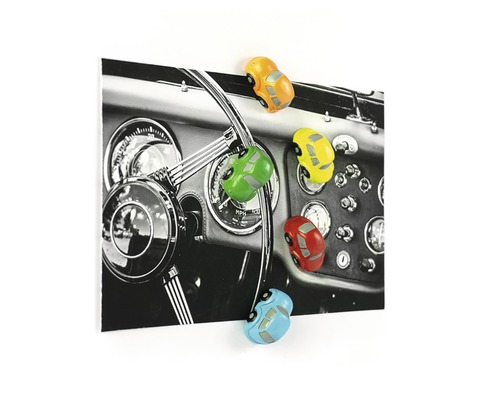 Dekoratives Wandbild mit Oldtimer-Motiv und bunten Auto-Magneten