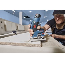 Handwerker beim Arbeiten mit einem Bosch Multifunktionswerkzeug auf einer Holzoberfläche