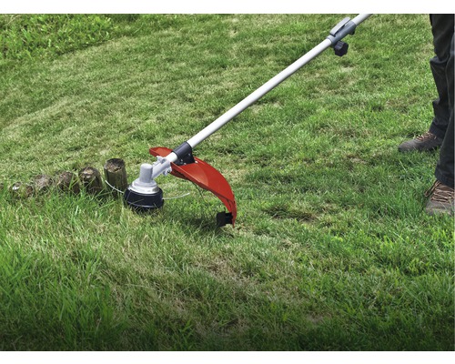 Rasentrimmer im Einsatz auf einer Rasenfläche.