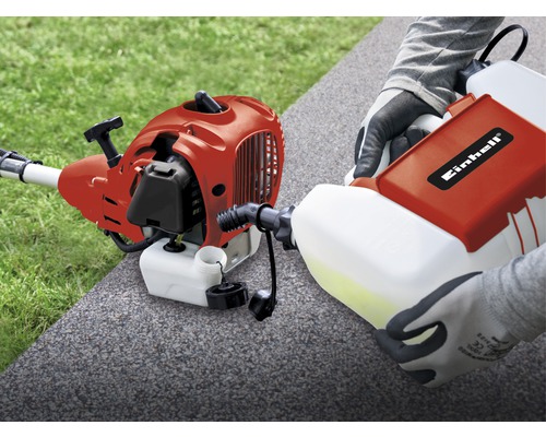 Einhell Logo. Detailansicht eines Rasentrimmers beim Befüllen mit Kraftstoff.