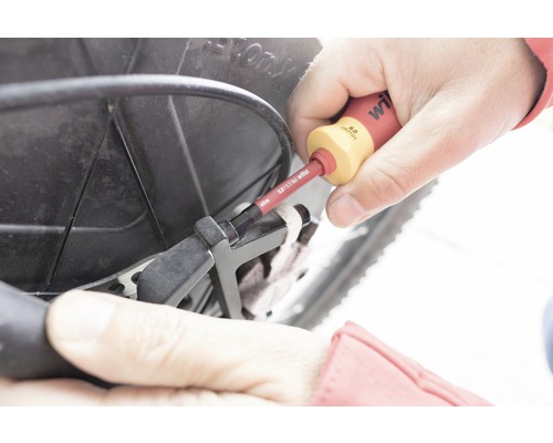 Person arbeitet mit Wiha Schraubendreher an Bauteil