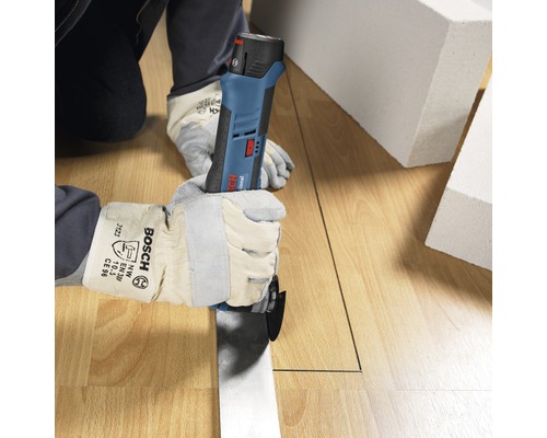 Person schneidet mit einem Bosch Multifunktionswerkzeug einen Laminatboden.