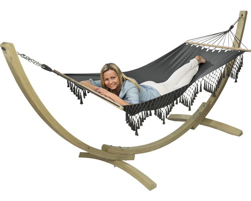 Frau entspannt in Hängematte mit Holzgestell