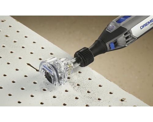 Dremel Multifunktionswerkzeug mit Fräsvorsatz beim Schneiden in eine Lochplatte