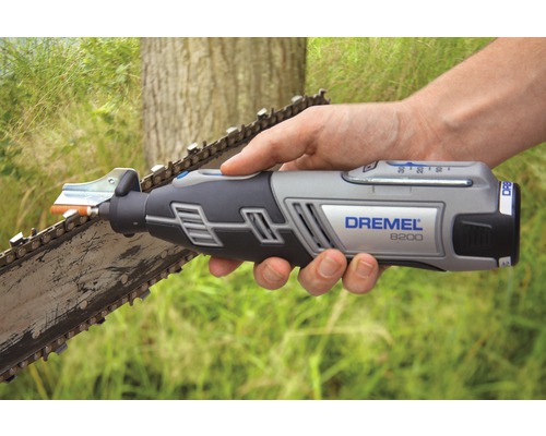 Dremel 8200 Multifunktionswerkzeug schärft eine Kettensäge