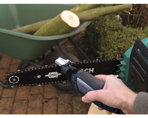 Person schärft Sägekette mit einem Dremel Schleifwerkzeug