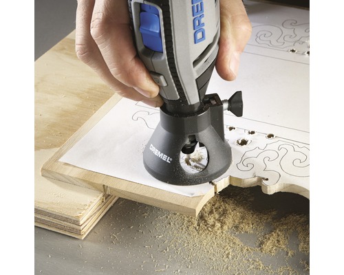 Dremel Multifunktionswerkzeug im Einsatz beim Holzfräsen