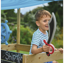 Junge spielt mit einem Spielschiff und einem Spielzeugschwert im Garten