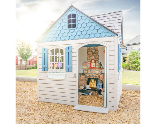 Spielhaus mit zwei Kindern, Fensterläden, Fenster und Dekorationen im Außenbereich