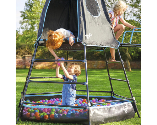 Kinder spielen auf einem Klettergerüst mit Bällebad im Garten.
