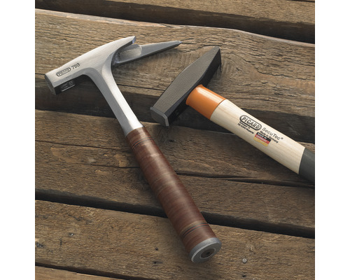 Zwei Hämmer der Marke Picard auf einem Holztisch