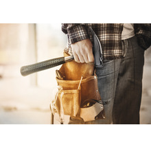 Handwerker mit Hammer im Werkzeuggürtel
