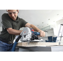 Ein Mann benutzt eine Bosch Tauchsäge zum Schneiden eines Werkstücks.