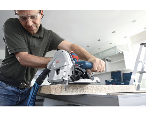 Ein Mann benutzt eine Bosch Tauchsäge zum Schneiden eines Werkstücks.