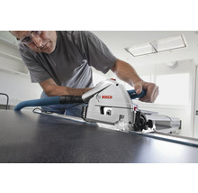 Mann schneidet mit einer Tauchsäge ein Werkstück. Bosch Logo.