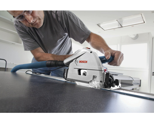 Mann schneidet mit einer Tauchsäge ein Werkstück. Bosch Logo.