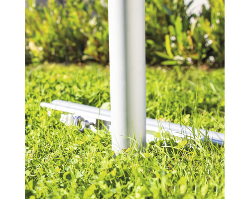 Metallfahnenmast mit Bodenhalterung im Rasen