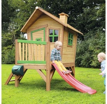 Spielhaus aus Holz mit Rutsche und zwei Kindern im Garten