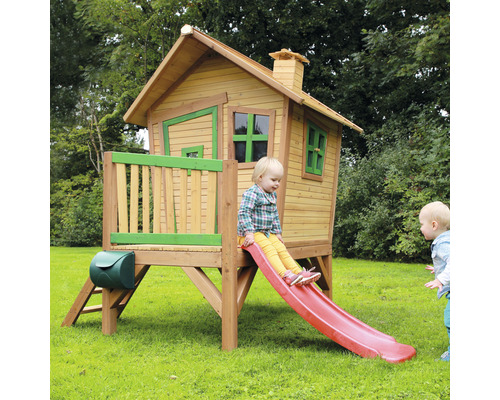 Spielhaus aus Holz mit Rutsche und zwei Kindern im Garten