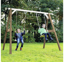 Doppelschaukel aus Holz mit zwei Kindern im Garten