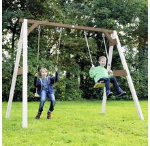 Doppelschaukel aus Holz mit zwei Kindern im Garten