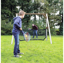 Zwei Personen spielen Tennis mit dem Quick-Tennis-Set im Garten.
