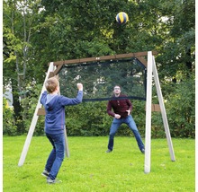 Im Garten spielen zwei Personen Volleyball mit einem Volleyballnetz.