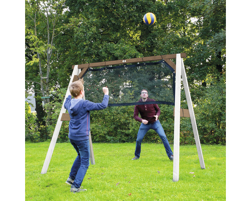 Im Garten spielen zwei Personen Volleyball mit einem Volleyballnetz.