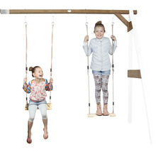Holzschaukel mit zwei Kindern im Garten
