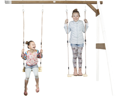 Holzschaukel mit zwei Kindern im Garten