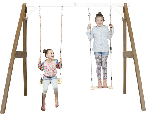Holzschaukel mit zwei schwingenden Kindern
