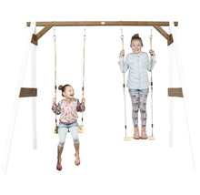 Schaukelgerüst mit zwei Kindern auf Holzschaukeln mit Seilen