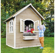 Holzspielhaus mit Kindern im Garten