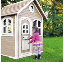 Spielhaus aus Holz mit Briefkasten und Kind, das einen Brief einwirft.