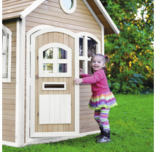 Spielhaus aus Holz mit Tür und Fenstern im Garten mit Kind