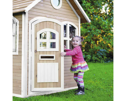 Spielhaus aus Holz mit Tür und Fenstern im Garten mit Kind