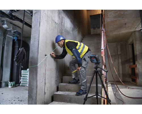 Mann verwendet einen Laser zur Ausrichtung auf einer Baustelle