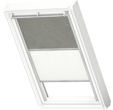 Dachfenster mit Verdunkelungsrollo und Plissee