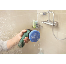 Person putzt Duschkabine mit Akku-Bürste