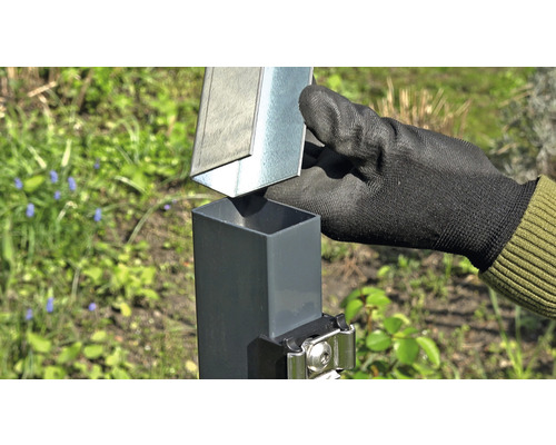 Einsetzen eines Metallpfostenaufsatzes auf einen Metallpfosten