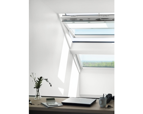 Geöffnetes Dachfenster in einem hellen Arbeitszimmer