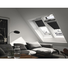 Wohnzimmer mit Dachfenstern und Verdunkelungsrollos