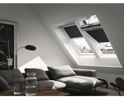 Wohnzimmer mit Dachfenstern und Verdunkelungsrollos