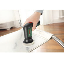 Bosch UniversalBrush Akku-Bürste im Einsatz auf einem Stuhl