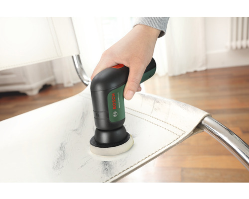 Bosch UniversalBrush Akku-Bürste im Einsatz auf einem Stuhl