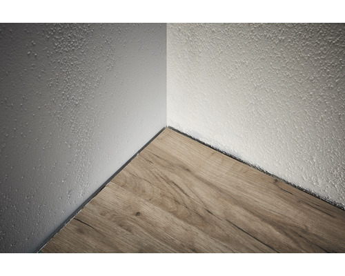 Raumecke mit Laminatboden und Rauputzwand
