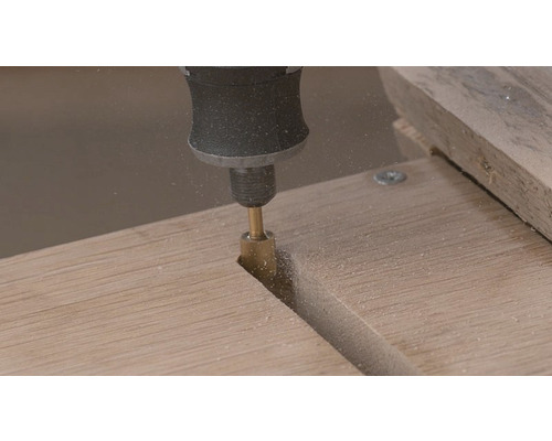 Multifunktionswerkzeug beim Fräsen einer Nut in Holz