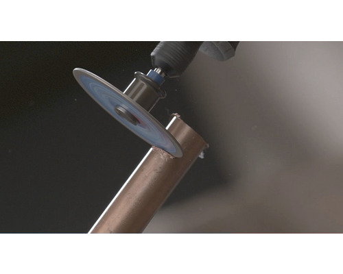 Rotationswerkzeug schneidet Rohr.