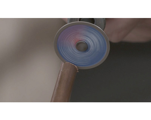 Rotationswerkzeug schneidet ein Kupferrohr.