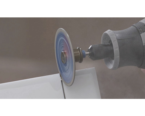 Ein Multifunktionswerkzeug mit Trennscheibe schneidet ein Werkstück.